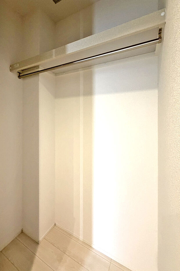 (ファミリークローゼット)ご家族全員の荷物や衣類をまとめて収納することができます♪