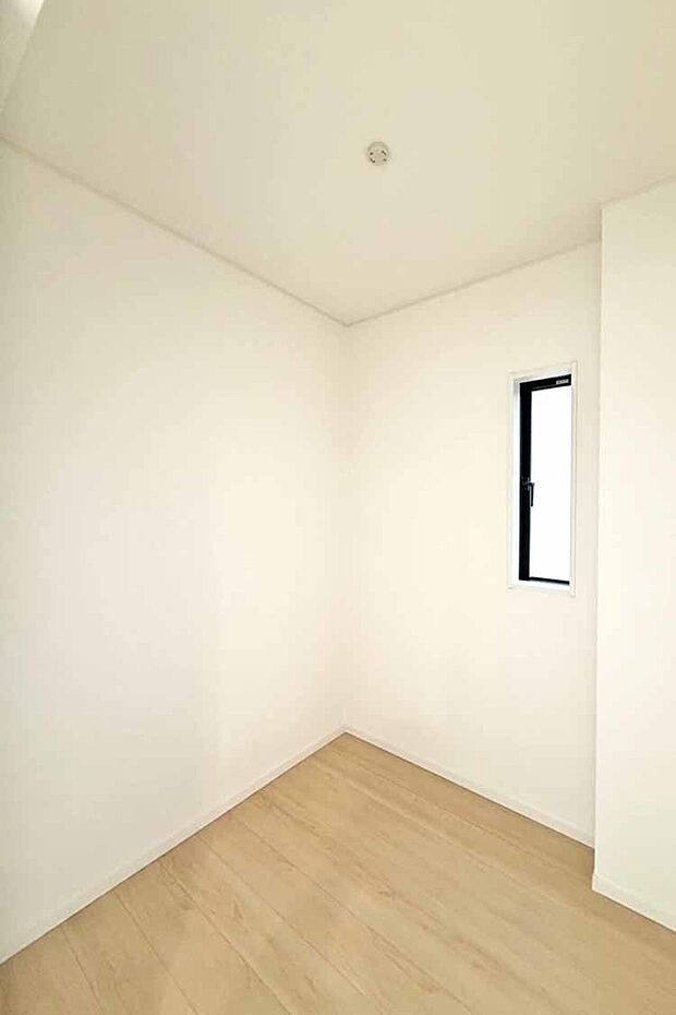 (納戸)収納はもちろん、書斎や趣味のお部屋としても利用できる窓付きの納戸です!