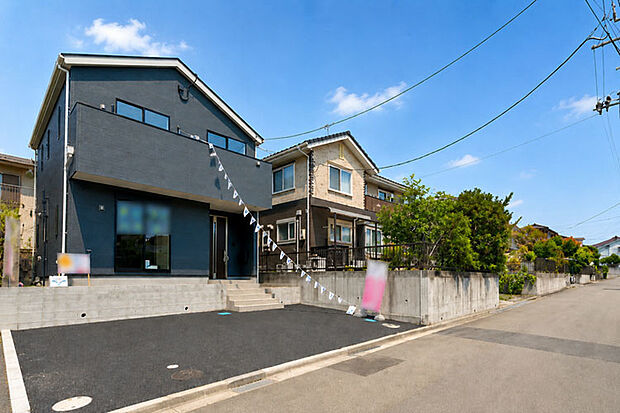 ご夫婦でのお車所有も可能な並列駐車2台！陽当たりの良い南道路♪現地（2026年6月）撮影