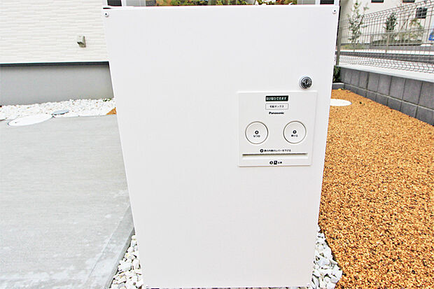 印鑑を内蔵でき、押印と施錠が同時にできる宅配BOX。気兼ねなく外出できます