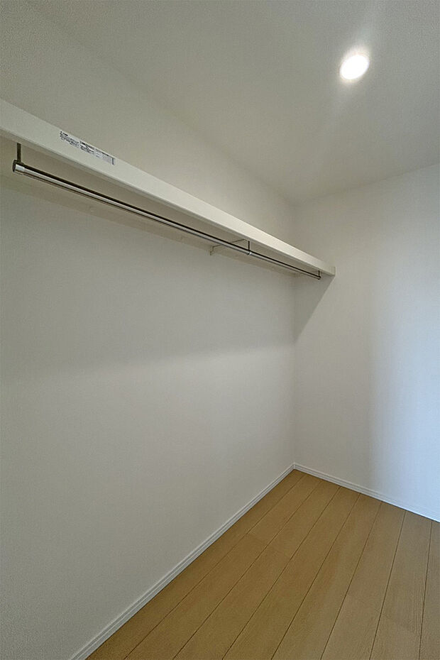 (WIC)奥行きのあるウォークインクローゼットにたくさんの荷物も楽々収納出来ます♪
