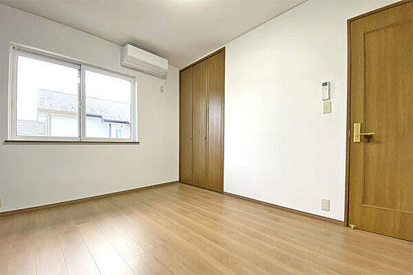 （洋室）エアコン完備♪大きな窓から自然光をたっぷりと取り込めるお部屋です！