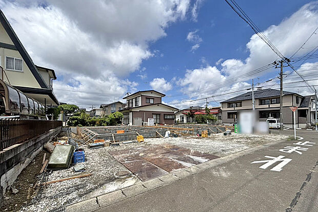 コンビニ、スーパー、ドラッグストアが近く生活しやすい住環境!現地(2026年8月)撮影