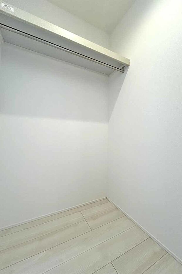(WIC)奥行きのあるウォークインクローゼットにたくさんの荷物も楽々収納出来ます♪