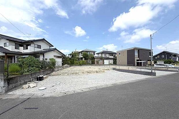 (現地写真)前面道路広く開放的!