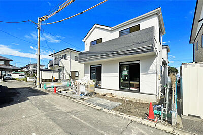外観:1階の洋室はリビング&ホールどちらからも行き来可能♪客間にも最適です!現地(2026年9月)撮影 外観:1階の洋室はリビング&ホールどちらからも行き来可能♪客間にも最適です!現地(2026年9月)撮影