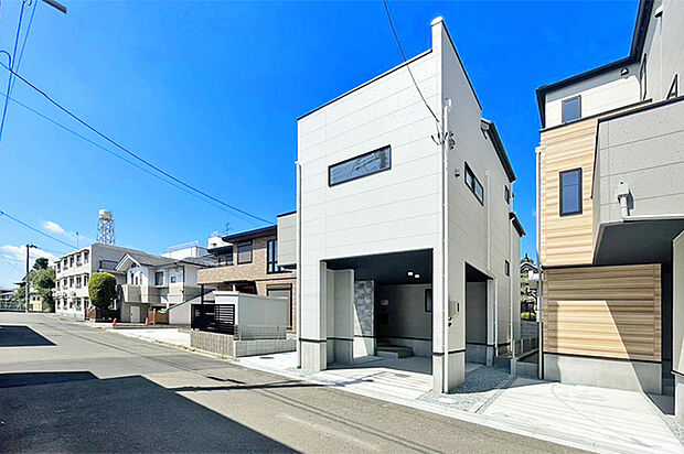 リビング収納や廊下収納を配置した充実の収納スペース♪現地(2026年8月)撮影
