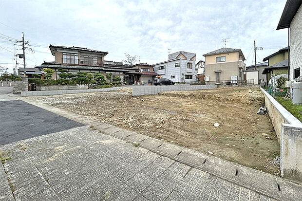 (現地外観)最寄りスーパーまで徒歩9分!