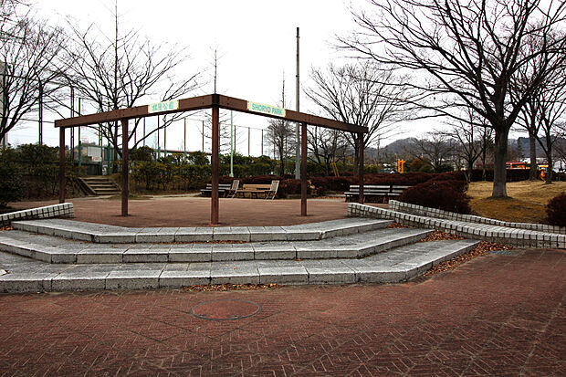 松陵公園　徒歩7分