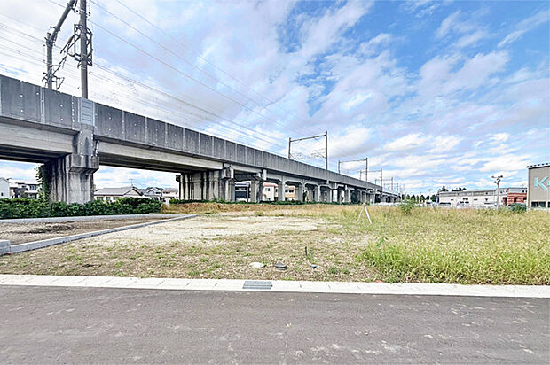 同時期に入居する子育て世代や同世代の家族が集まりやすい開発分譲地!現地(2026年9月)撮影