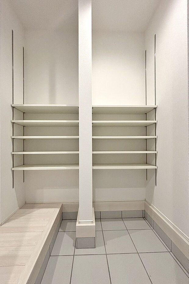 (SIC)家族とお客様の玄関を分けられるウォークスルータイプ♪汚れた荷物もそのまま収納OK!