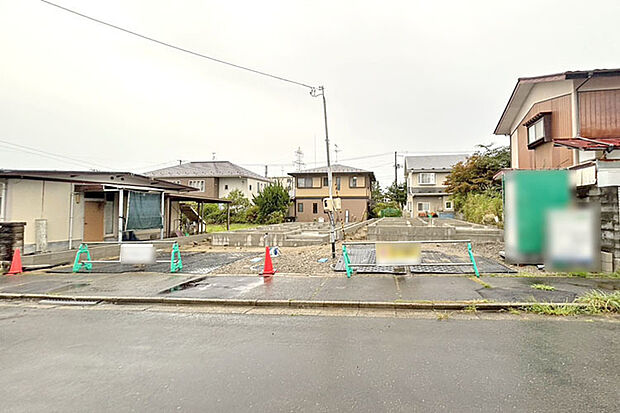 ご夫婦でのお車所有も可能な並列駐車2台!商業施設が近隣に充実♪現地(2026年9月)撮影