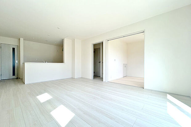(LDK)リビングと和室が隣接した汎用性の高い1階の団らん空間♪