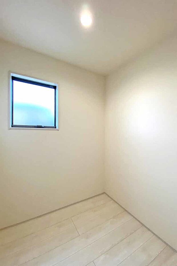 （納戸）収納はもちろん、書斎や趣味のお部屋としても利用できる窓付きの納戸です！
