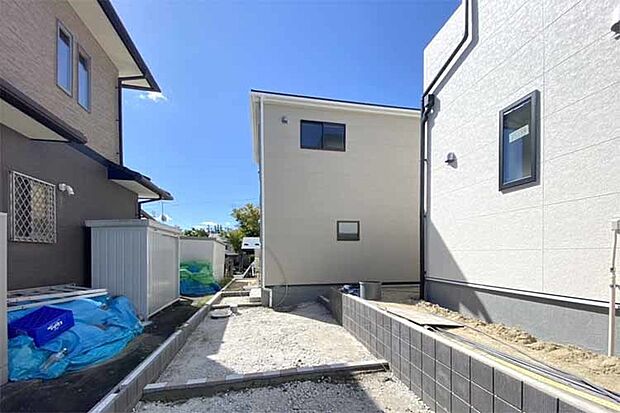 (現地写真)前面6m以上で駐車ラクラク!