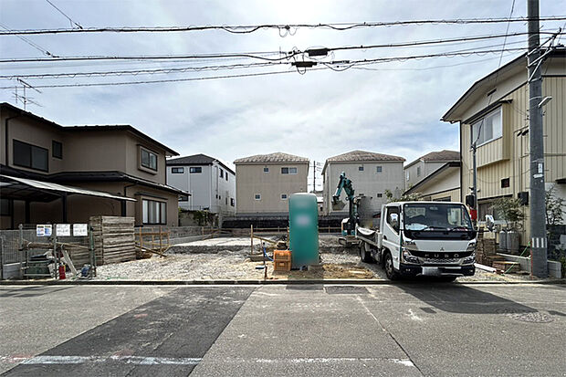(現地写真)前面道路広く駐車ラクラク!