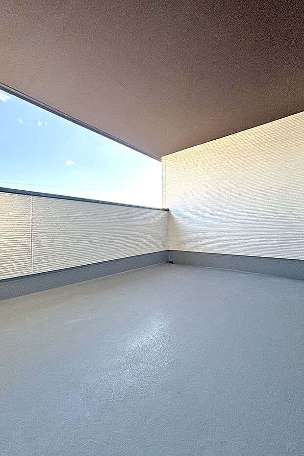 (バルコニー)ゆったりと過ごせる広々バルコニー!屋根付きなので急な悪天候時も安心♪