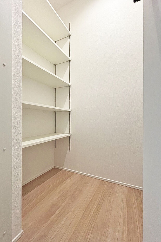 (キッチン横収納)掃除用具や調理器具の置き場に困らない♪パントリーとても使える大きな収納!