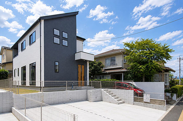 通学も安心の小中学校徒歩4分!お手入れのしやすいコンパクトなお庭完備♪現地(2026年6月)撮影