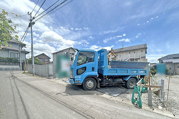 ご夫婦でのお車所有も可能な並列駐車2台OK！陽当たりの良い南面庭完備♪現地（2026年6月）撮影