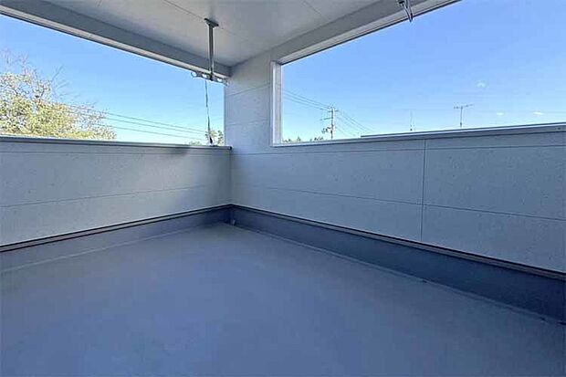 (バルコニー)広々バルコニーでお洗濯物もお布団もたくさん干せます♪