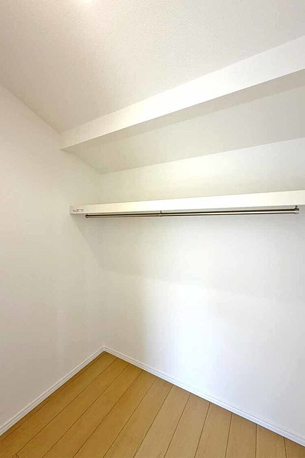 (WIC)奥行きのあるウォークインクローゼットにたくさんの荷物も楽々収納出来ます♪