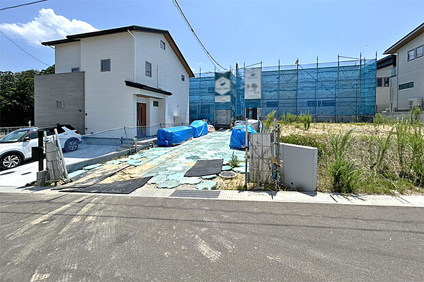 (現地写真)前面道路広く開放的!