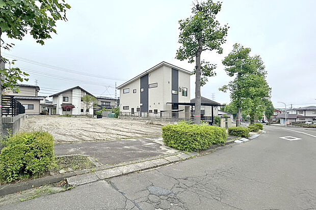 整備された歩道に面しているので徒歩での通行も安心♪現地(2026年6月)撮影