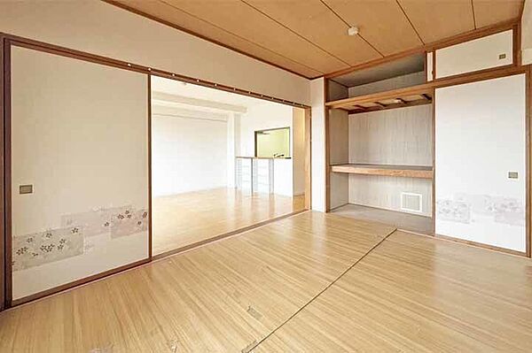 （和室） リビングから続き広々！バルコニーへも出入り可能♪