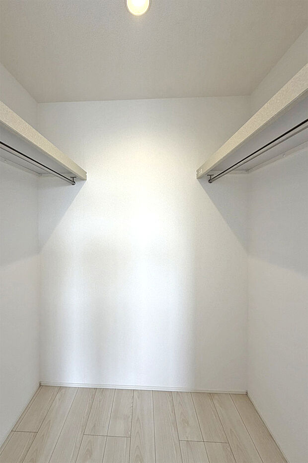 (WIC)奥行きのあるウォークインクローゼットにたくさんの荷物も楽々収納出来ます♪