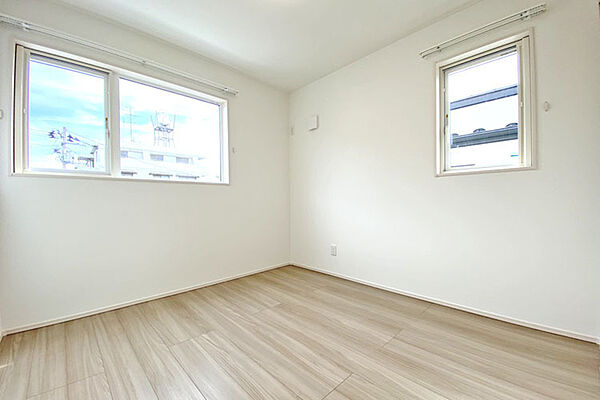 （洋室）2面採光で日当たり良好♪お子さま部屋にもピッタリ！