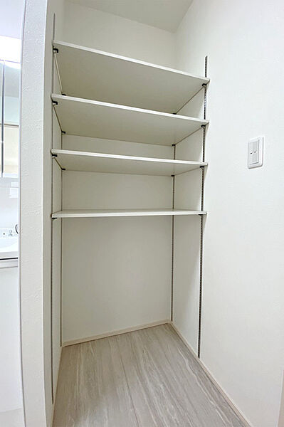 （洗面収納）ストック用品やタオルをしまえる洗面収納を完備！かさばるものもしっかりとしまえます♪