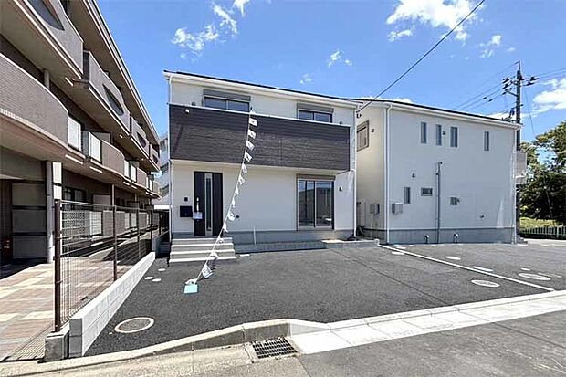 (現地写真)前面道路広く開放的!