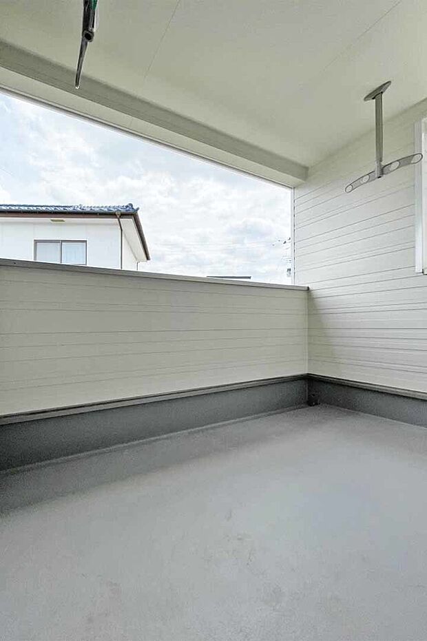 (バルコニー)とっても広い南向きバルコニー!屋根付きなので急な悪天候時も安心♪