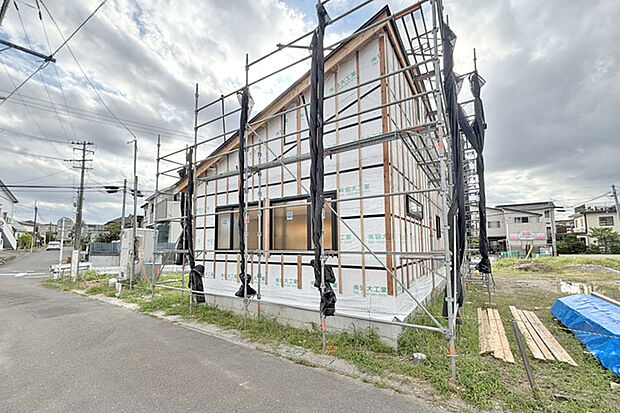 保育園まで徒歩1分♪来客用やお車好きの方にも嬉しい並列駐車3台可能!現地(2026年9月)撮影