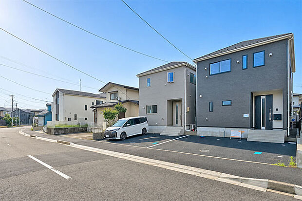 広い南面庭完備!ゆったり並列駐車2台可能です♪現地(2026年8月)撮影