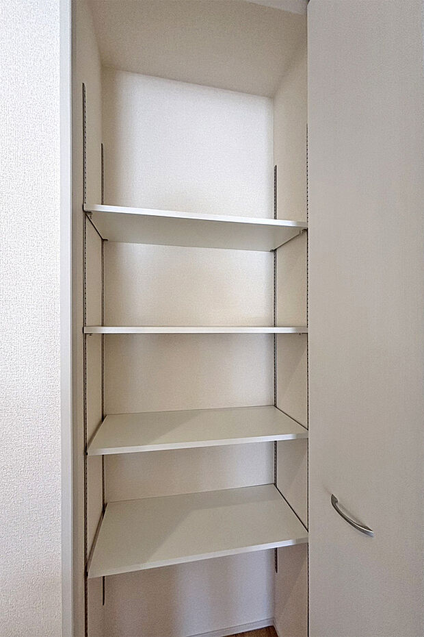 (パントリー)食料品の備蓄やキッチン消耗品のストック収納などに便利♪