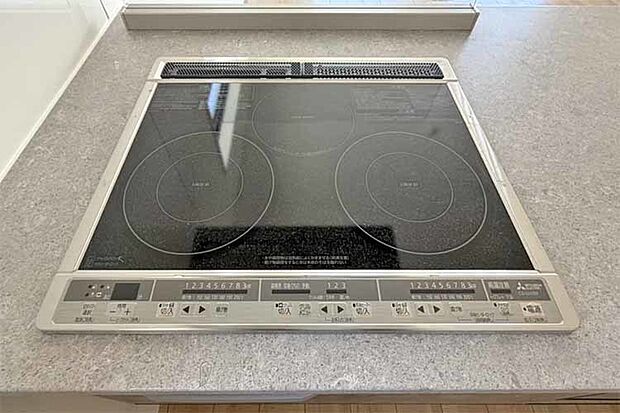 (IHクッキングヒーター)汚れや吹きこぼれもサッとひと拭き!キレイを持続できますね♪