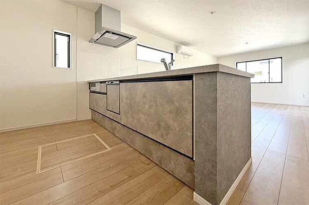 (キッチン) 使い勝手も良い広々したシステムキッチンで料理の腕も鳴りますね♪
