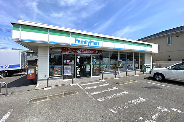 ファミリーマート岩切青津目店 徒歩10分