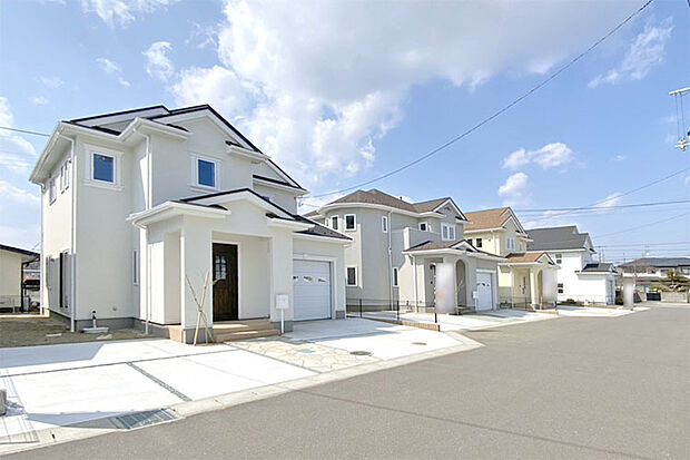 断熱性や防音性もあるトリプルサッシを採用♪現地(2026年4月)撮影