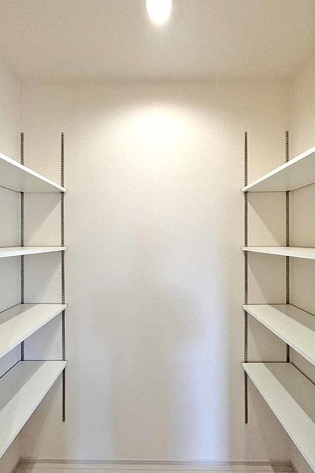 (パントリー)食料品の備蓄やキッチン消耗品のストック収納などに便利♪