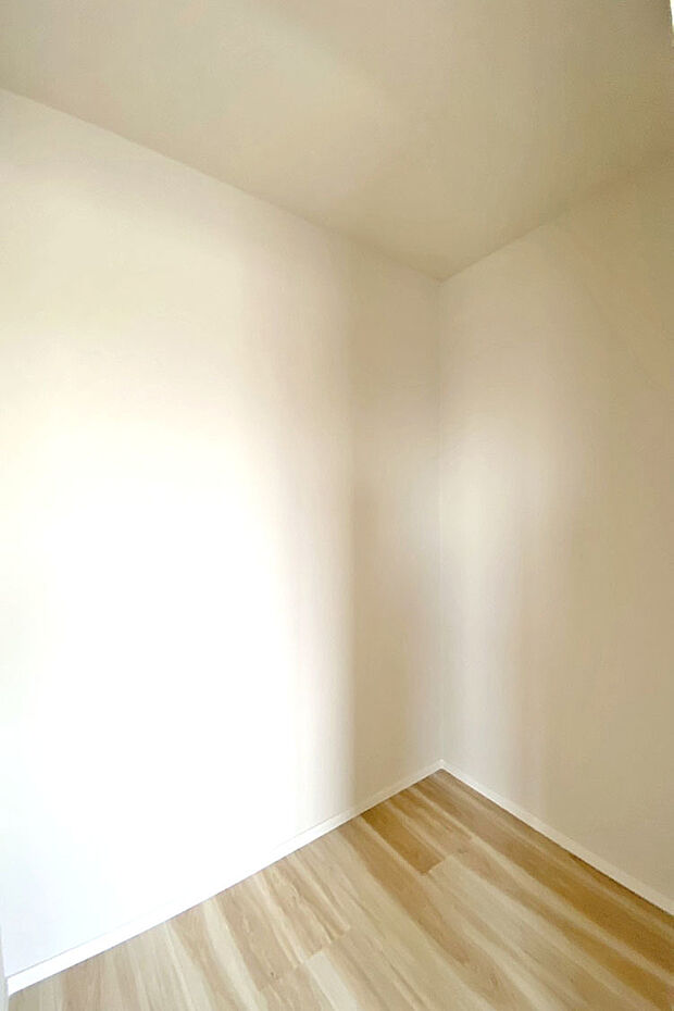 (ウォークインクローゼット)大きな荷物もたっぷりと収納可能♪荷物を探しやすくてストレスフリー!