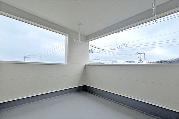 (バルコニー)南向きの広々バルコニー!屋根付きで突然の雨にも対応可能♪