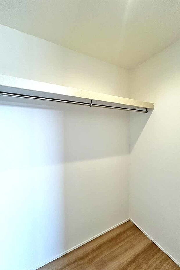 (WIC)奥行きのあるウォークインクローゼットにたくさんの荷物も楽々収納出来ます♪
