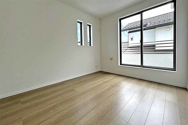 （洋室）南に面した明るい洋室♪勉強もはかどるかも…
