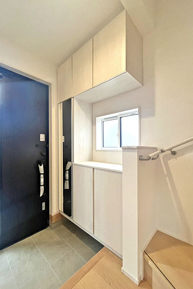 (靴箱)全身鏡付きの靴箱を完備♪たっぷり大容量なので大家族でも安心!