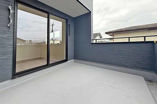 (バルコニー)広々バルコニーでお洗濯物もお布団もたくさん干せます♪