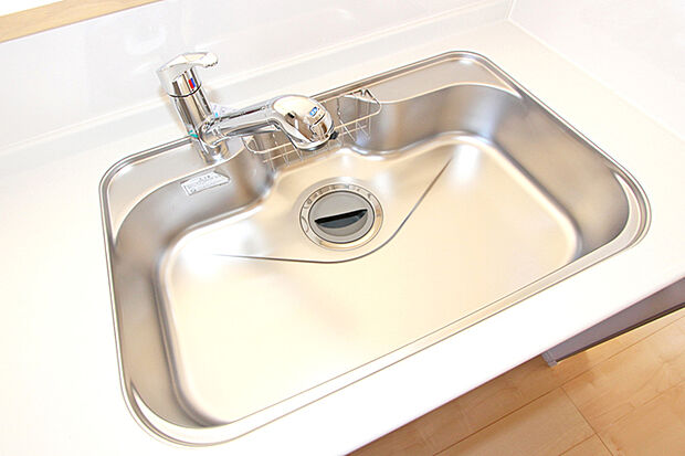 (同仕様・浄水器付混合水栓)傷や錆もつきにくいステンレス製のシンクに浄水器付混合水栓付き♪