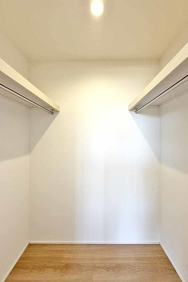 (WIC)奥行きのあるウォークインクローゼットにたくさんの荷物も楽々収納出来ます♪